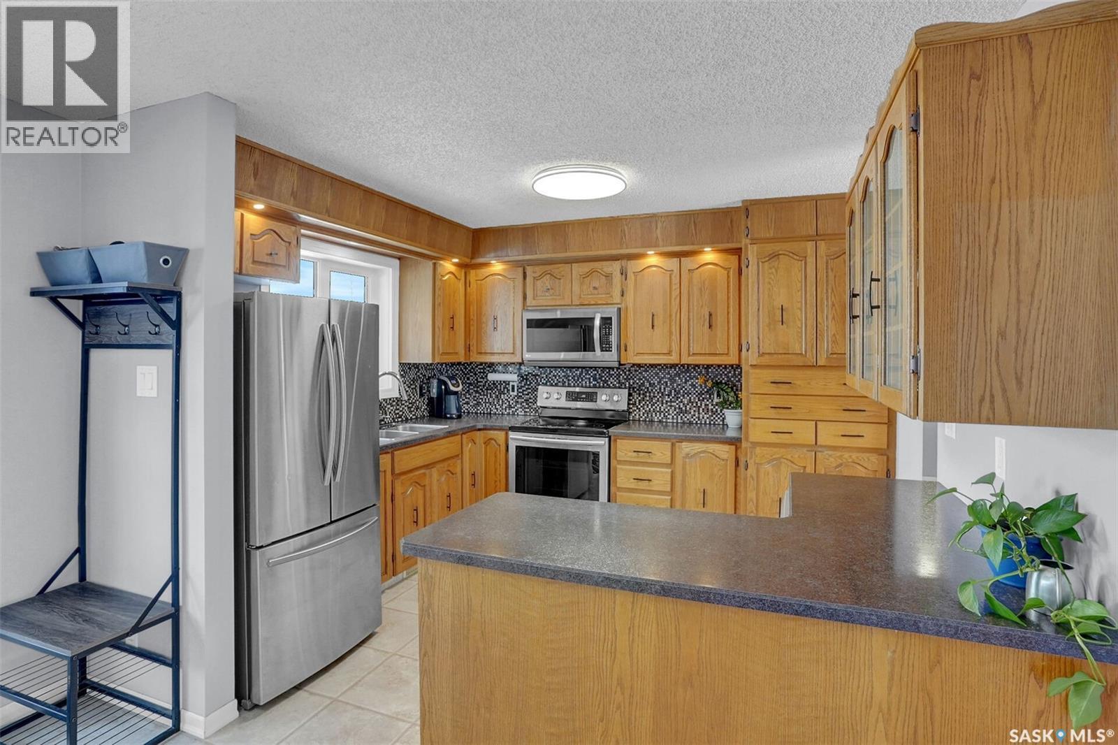 1245 Runciman Crescent N, Regina, SK - Indoor Photo Showing Kitchen