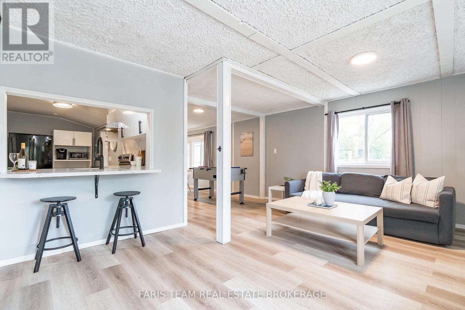 113 River Road E, Wasaga Beach, ON - Indoor Photo Showing Living Room