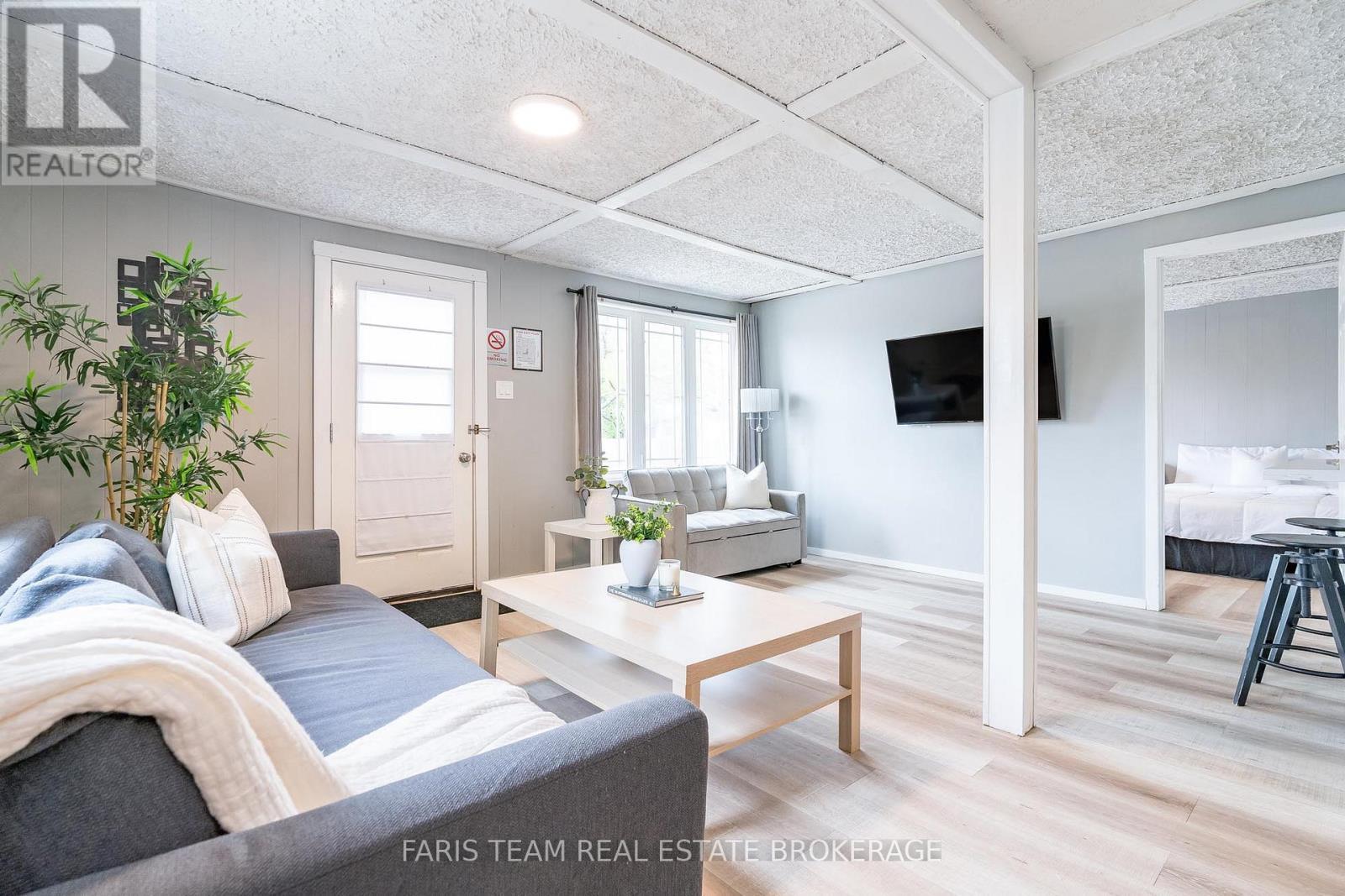 113 River Road E, Wasaga Beach, ON - Indoor Photo Showing Living Room