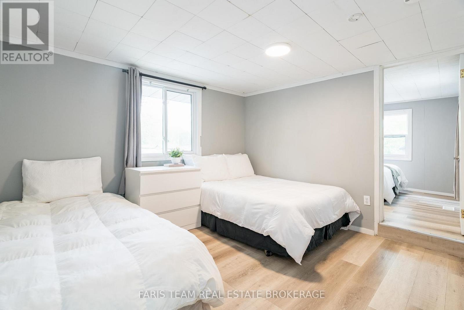 113 River Road E, Wasaga Beach, ON - Indoor Photo Showing Bedroom