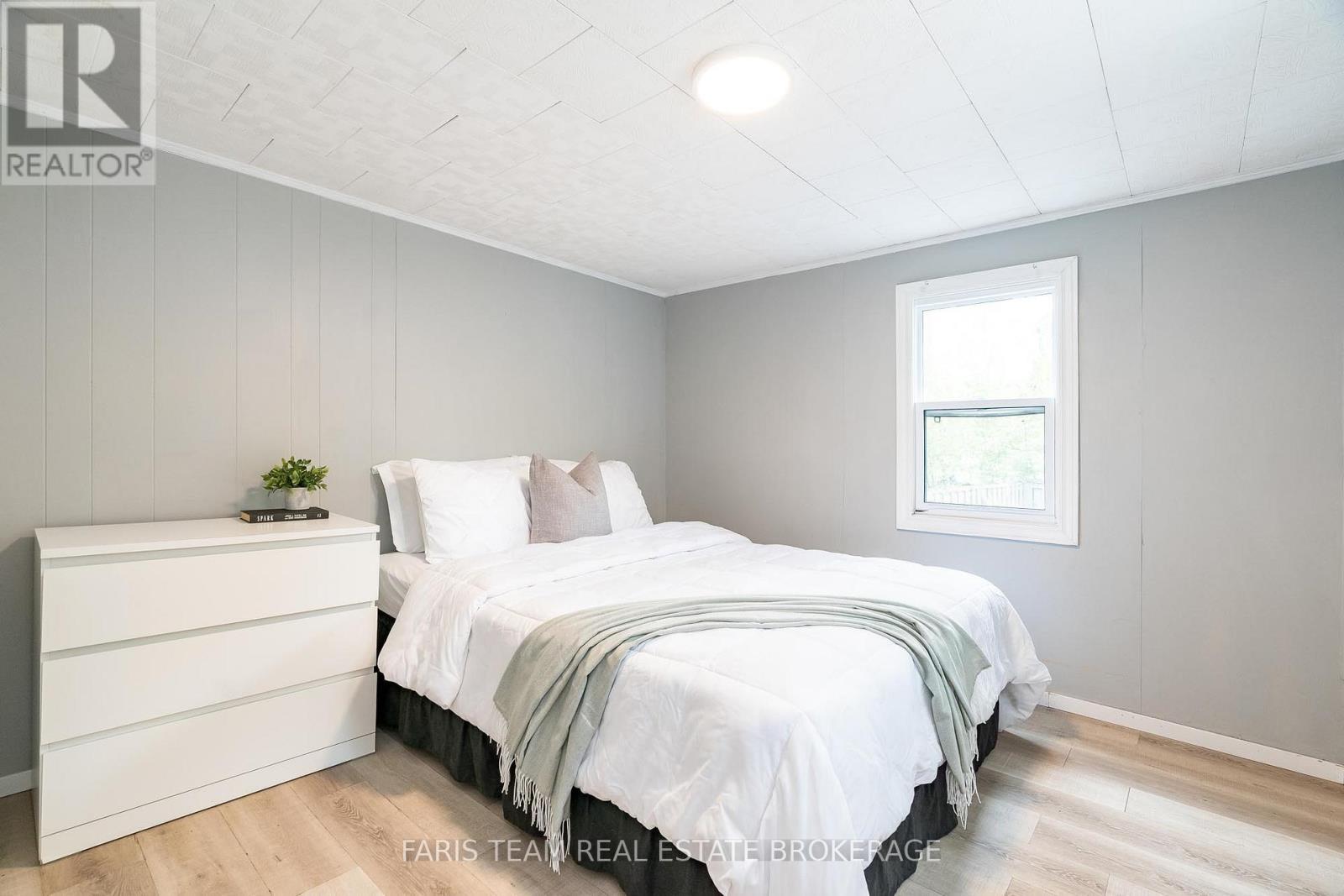 113 River Road E, Wasaga Beach, ON - Indoor Photo Showing Bedroom
