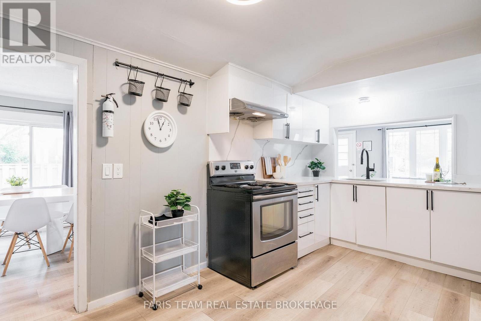 113 River Road E, Wasaga Beach, ON - Indoor Photo Showing Kitchen