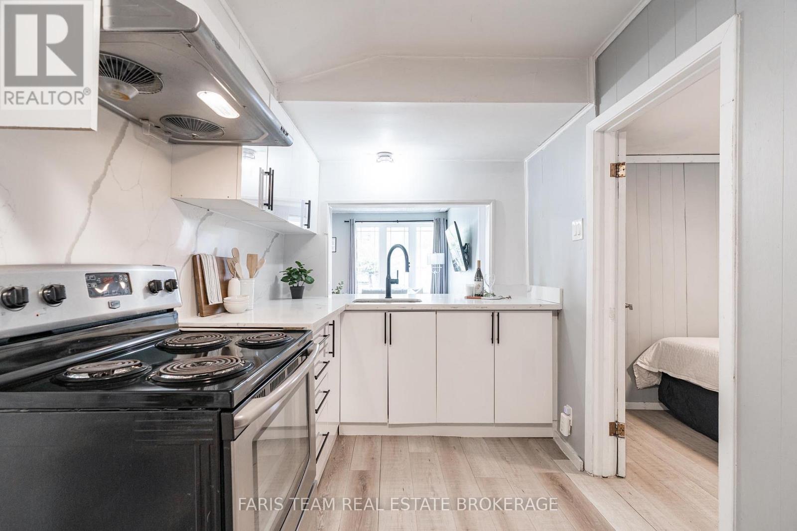 113 River Road E, Wasaga Beach, ON - Indoor Photo Showing Kitchen