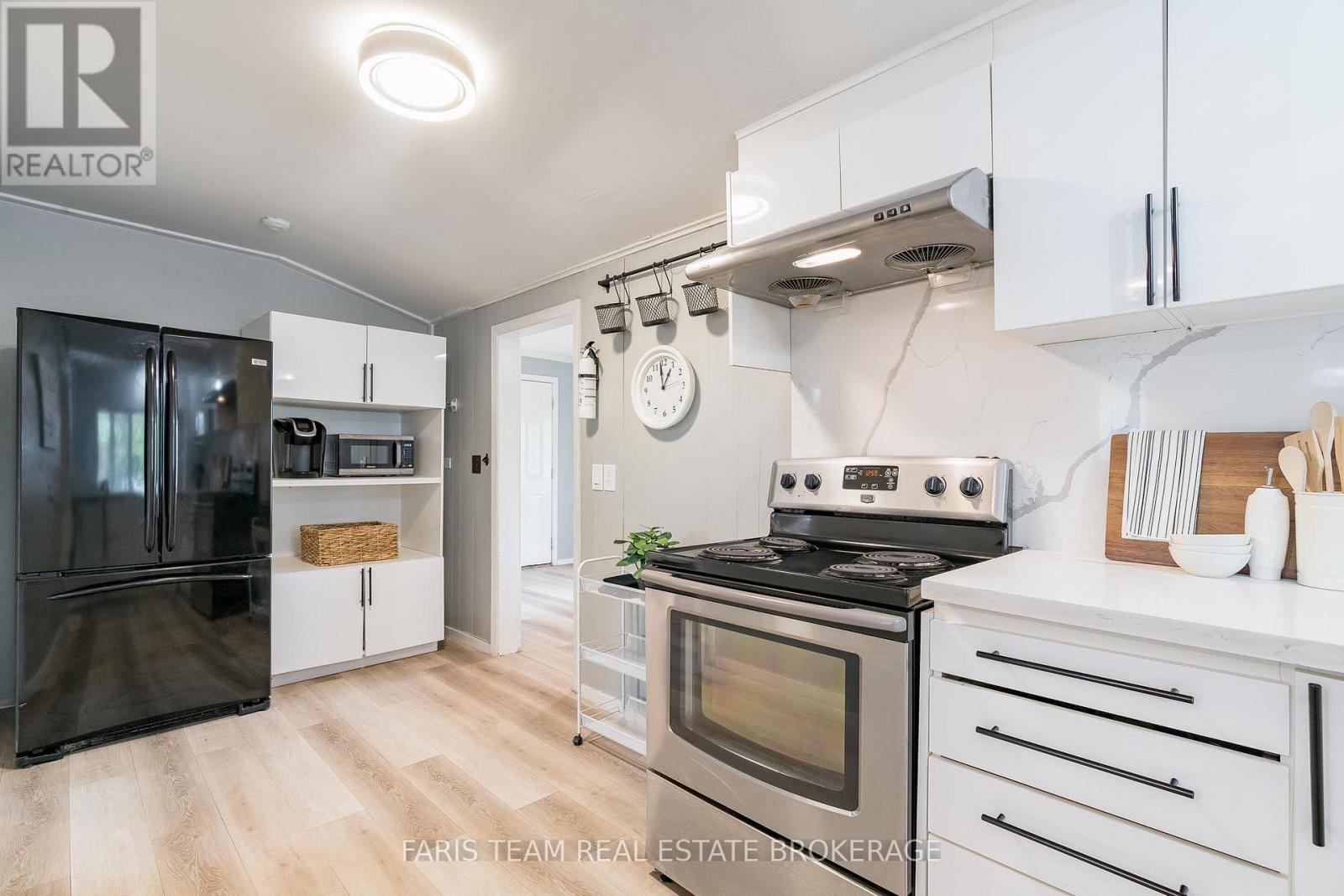 113 River Road E, Wasaga Beach, ON - Indoor Photo Showing Kitchen