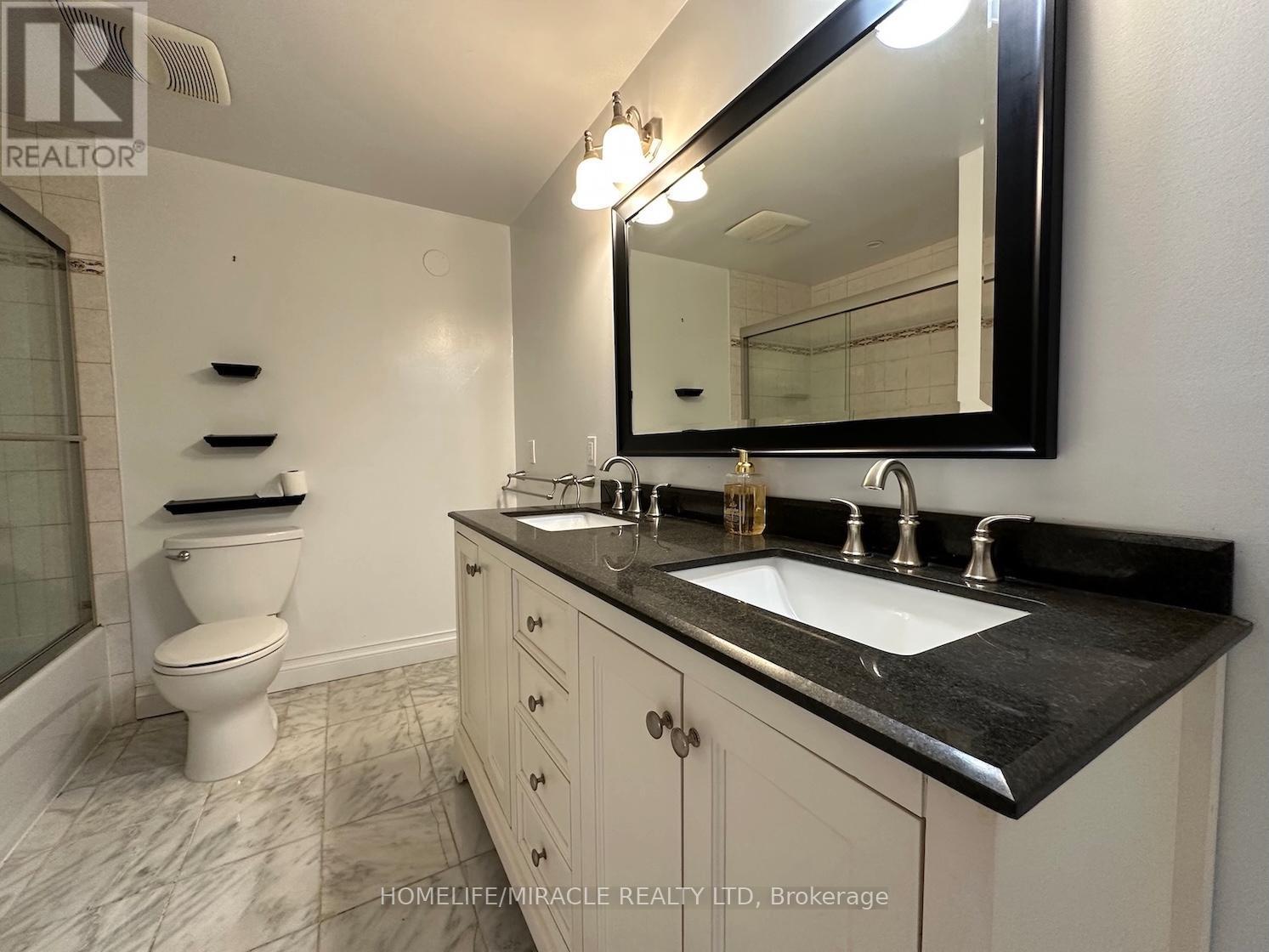 2064 Millway Gate, Mississauga, ON - Indoor Photo Showing Bathroom