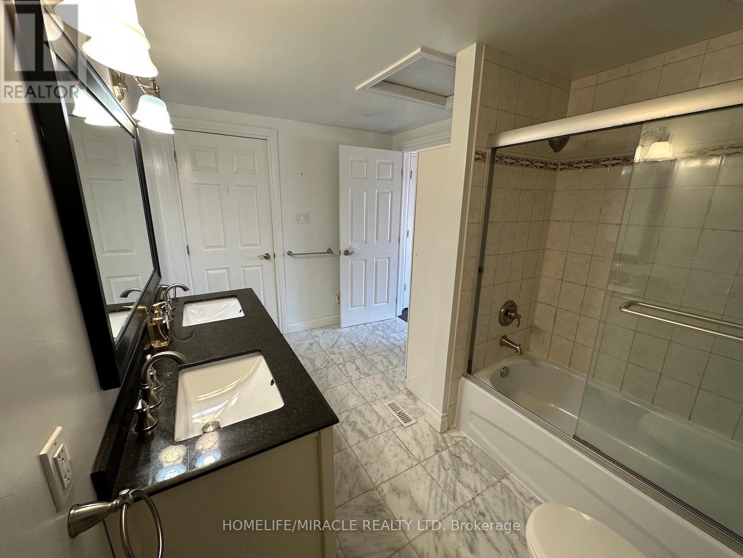 2064 Millway Gate, Mississauga, ON - Indoor Photo Showing Bathroom