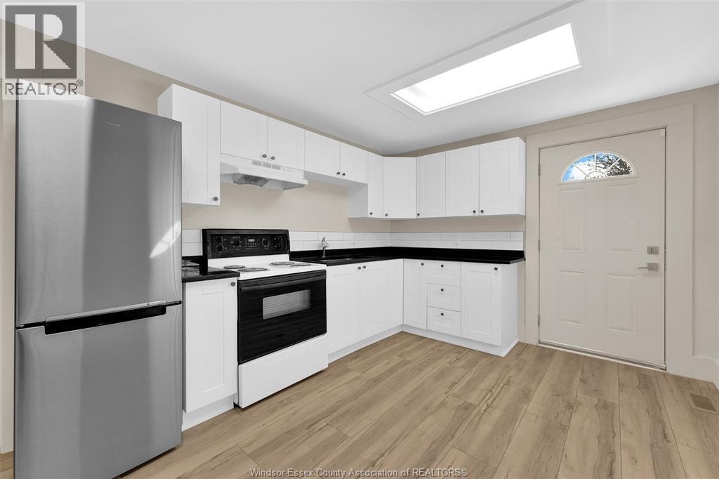 785 Hall #Main, Windsor, ON - Indoor Photo Showing Kitchen