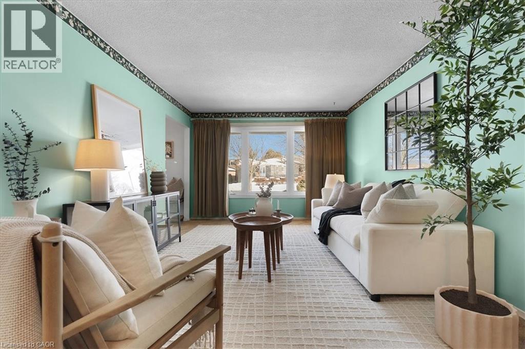 126 Garden Crescent, Hamilton, ON - Indoor Photo Showing Living Room