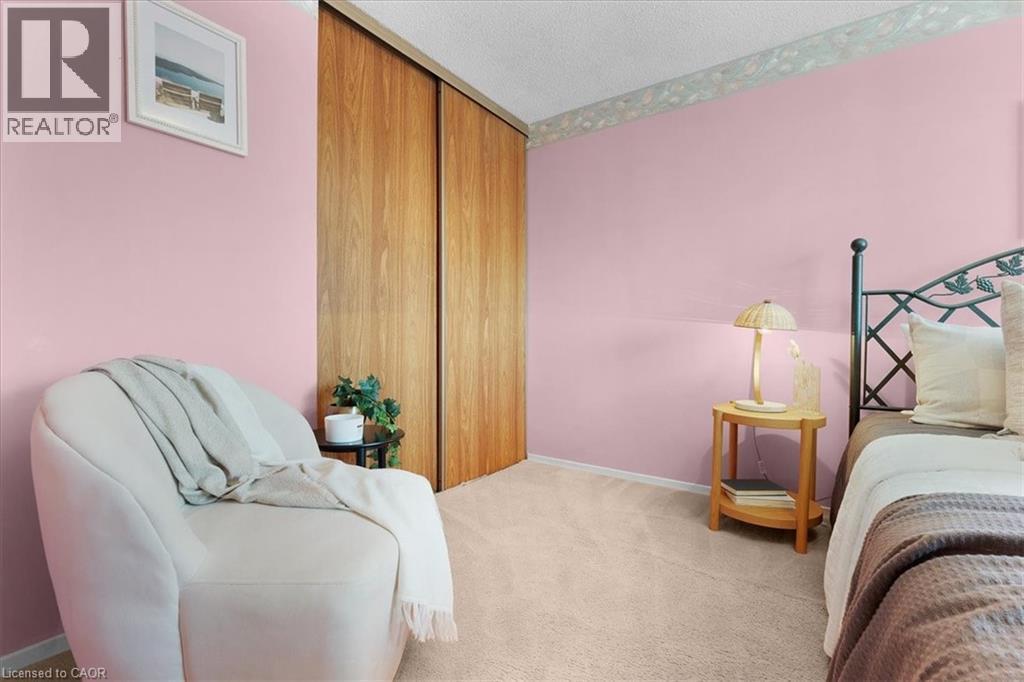 126 Garden Crescent, Hamilton, ON - Indoor Photo Showing Bedroom
