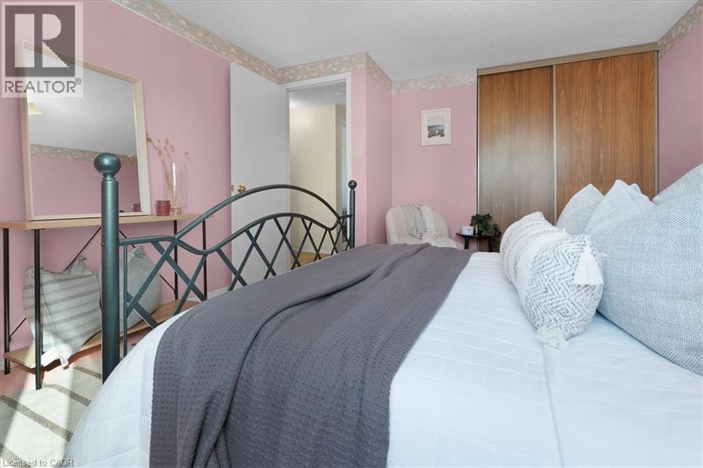 126 Garden Crescent, Hamilton, ON - Indoor Photo Showing Bedroom