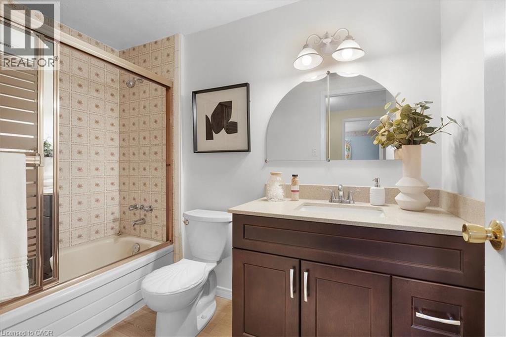 126 Garden Crescent, Hamilton, ON - Indoor Photo Showing Bathroom