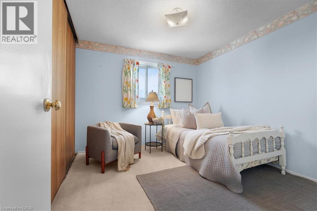 126 Garden Crescent, Hamilton, ON - Indoor Photo Showing Bedroom