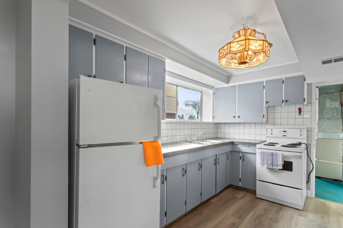 2433 Cedar Street, Creston, BC - Indoor Photo Showing Kitchen