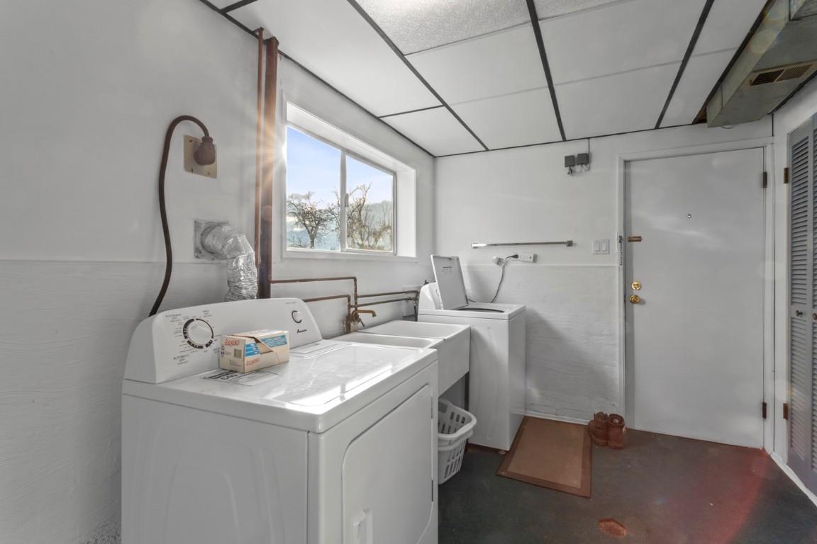 2433 Cedar Street, Creston, BC - Indoor Photo Showing Laundry Room