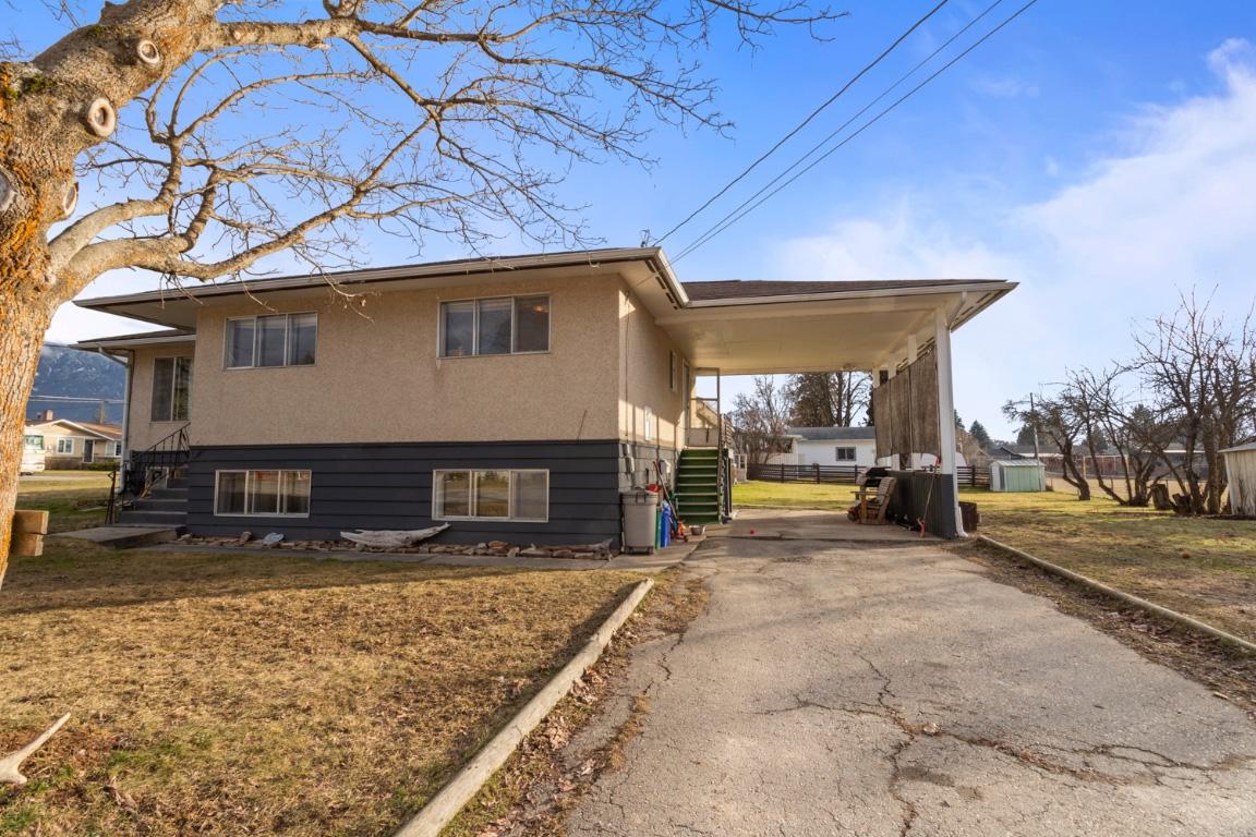 2433 Cedar Street, Creston, BC - Outdoor