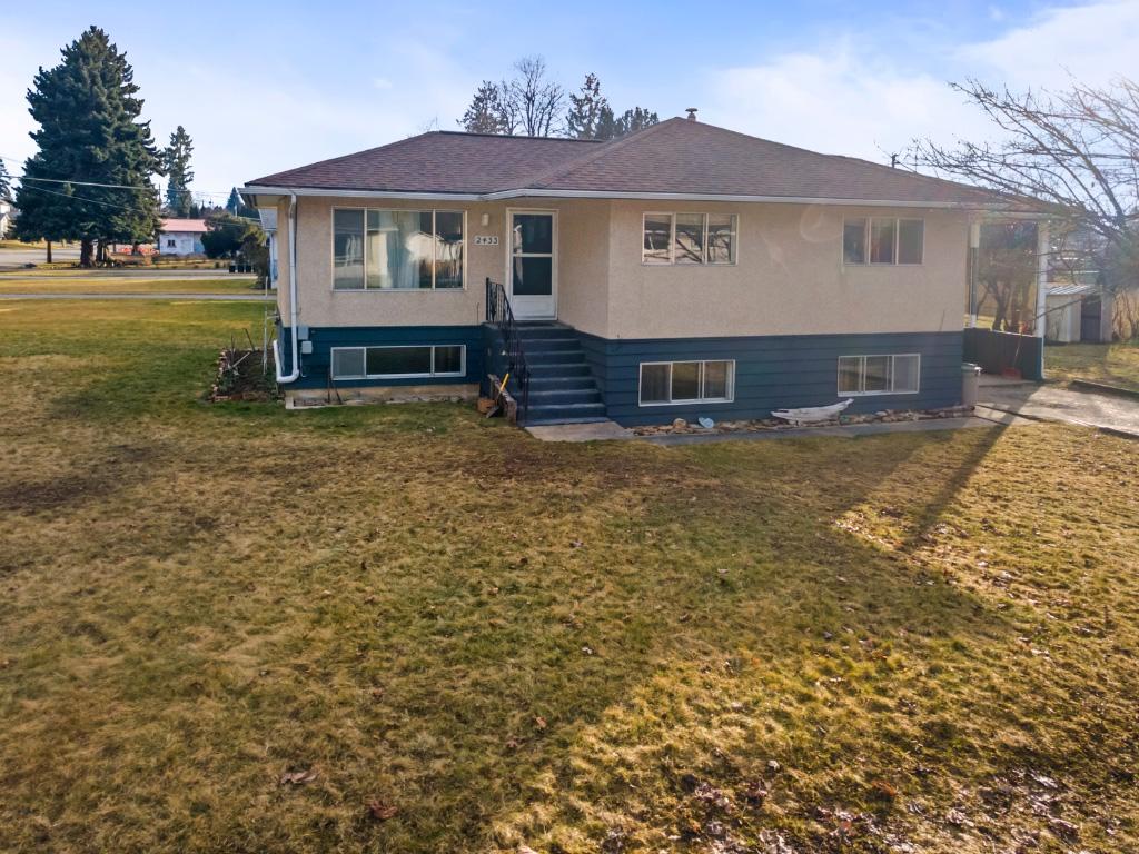 2433 Cedar Street, Creston, BC - Outdoor