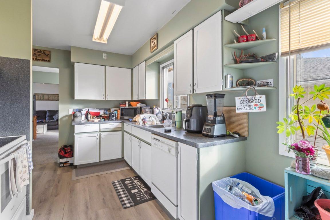 2433 Cedar Street, Creston, BC - Indoor Photo Showing Kitchen