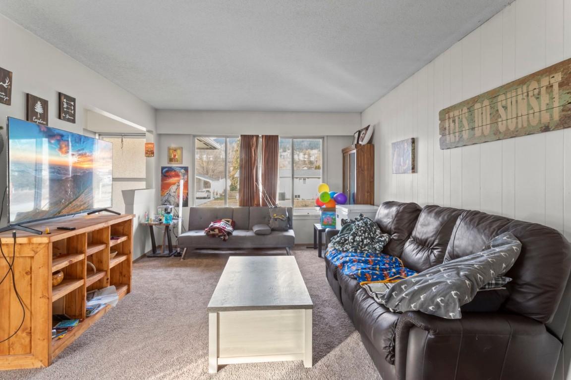 2433 Cedar Street, Creston, BC - Indoor Photo Showing Living Room