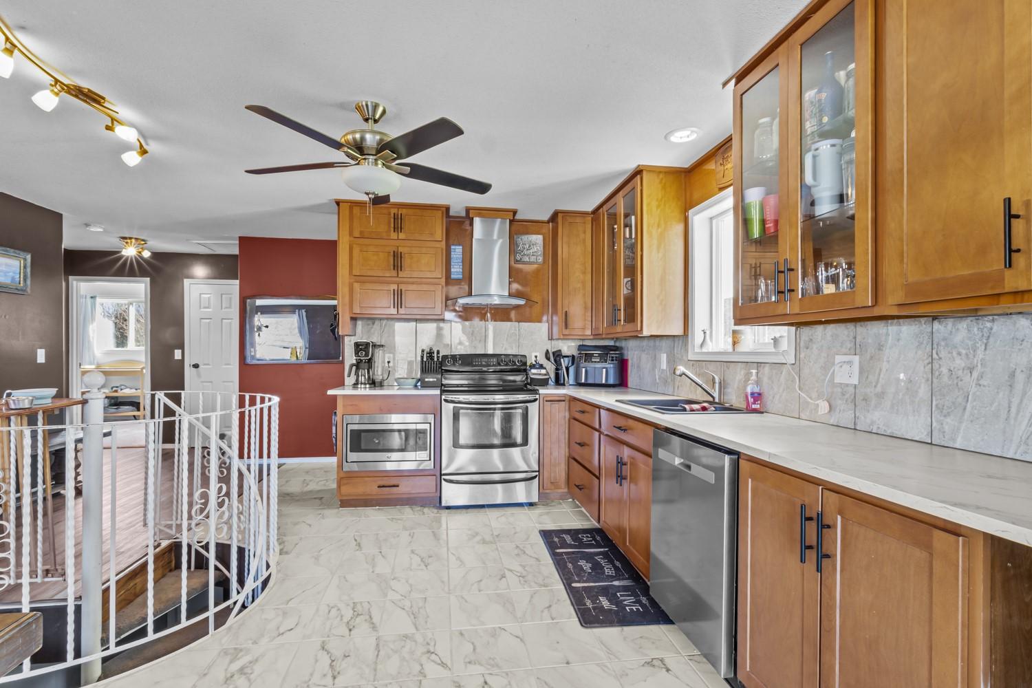 231 9Th Avenue, Creston, BC - Indoor Photo Showing Kitchen With Double Sink