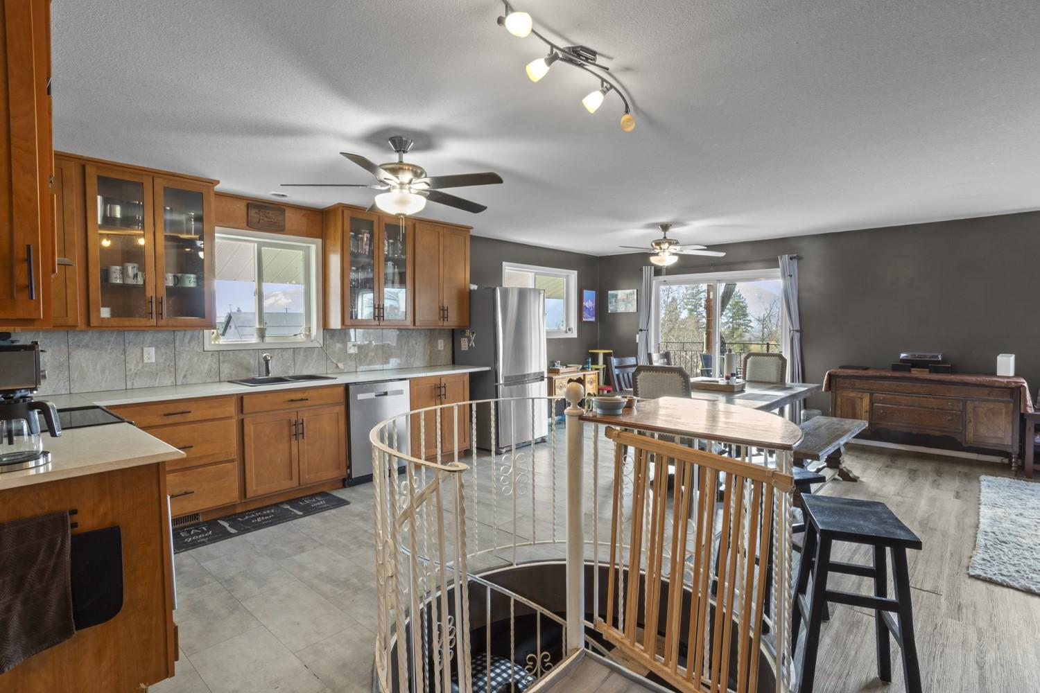 231 9Th Avenue, Creston, BC - Indoor Photo Showing Kitchen