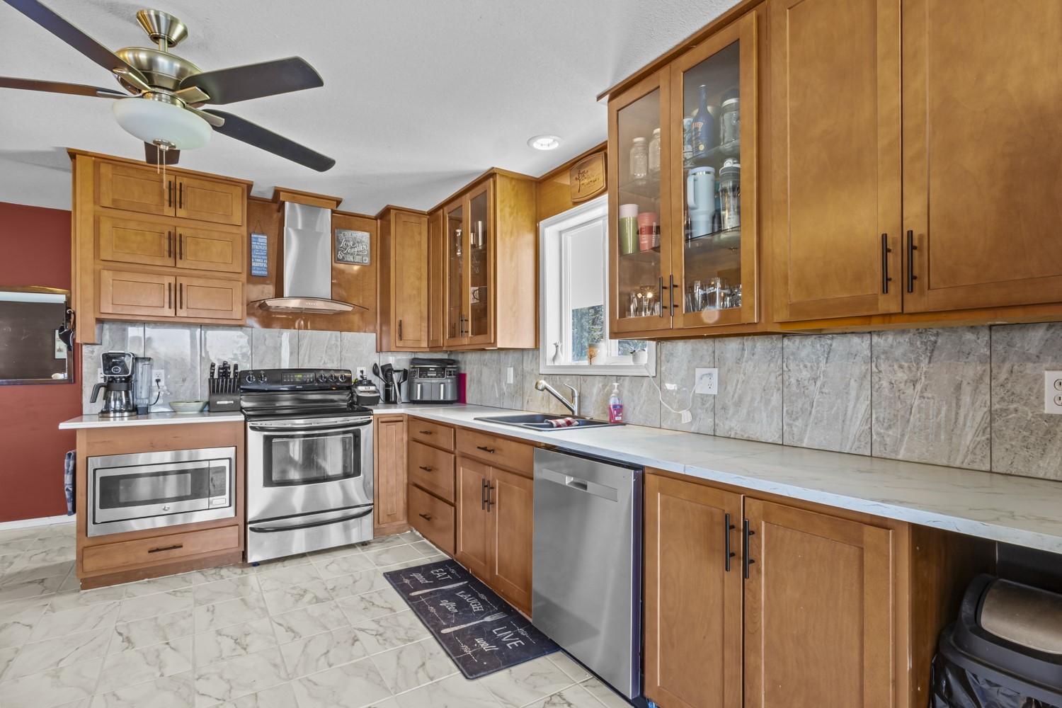 231 9Th Avenue, Creston, BC - Indoor Photo Showing Kitchen With Double Sink