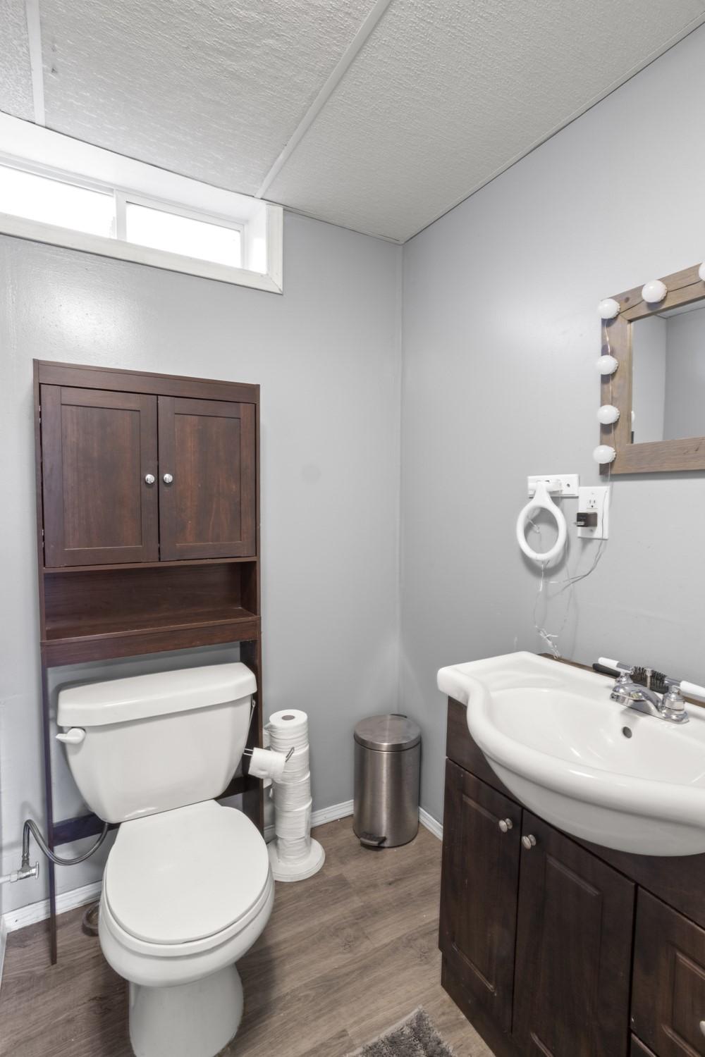 231 9Th Avenue, Creston, BC - Indoor Photo Showing Bathroom
