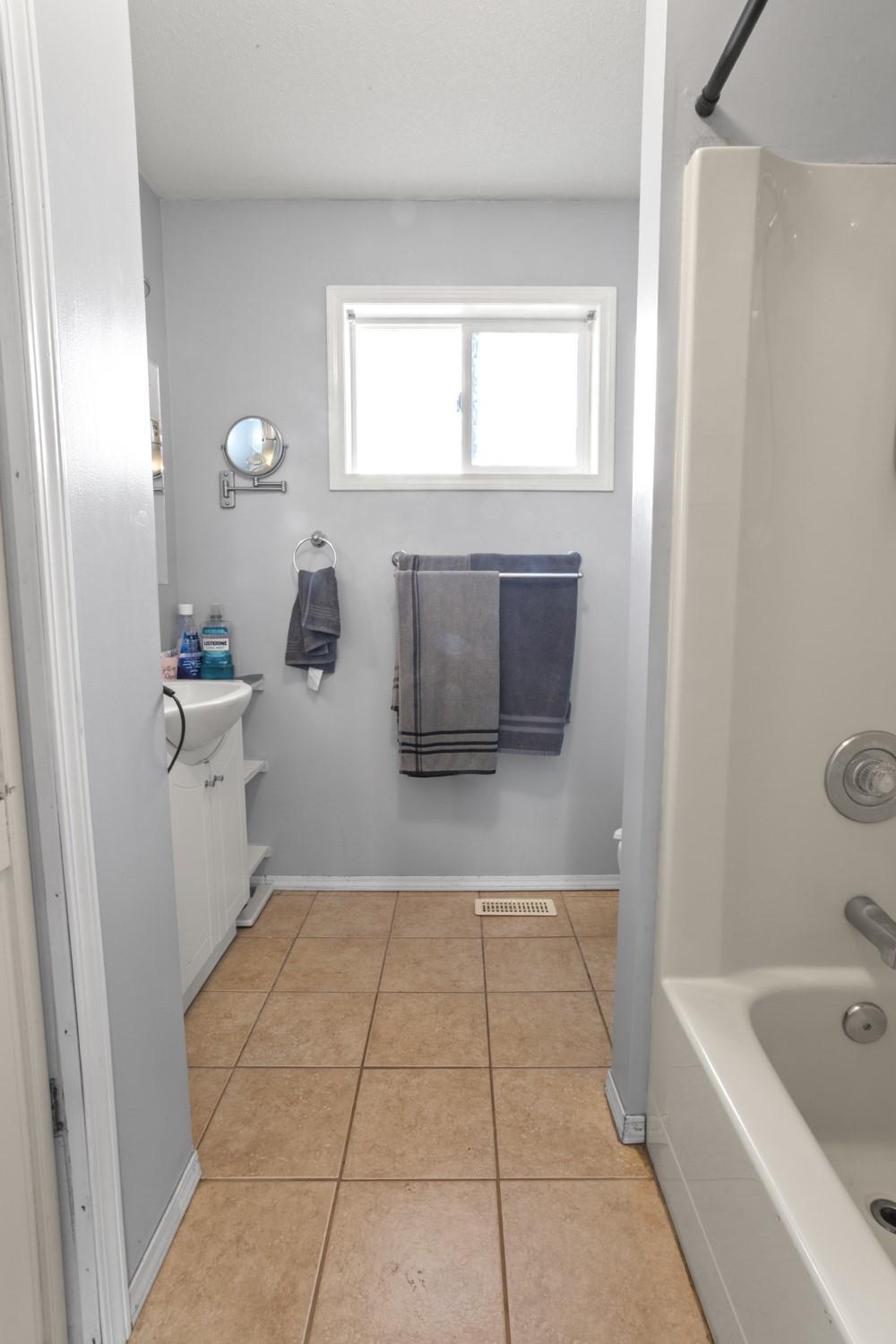 231 9Th Avenue, Creston, BC - Indoor Photo Showing Bathroom