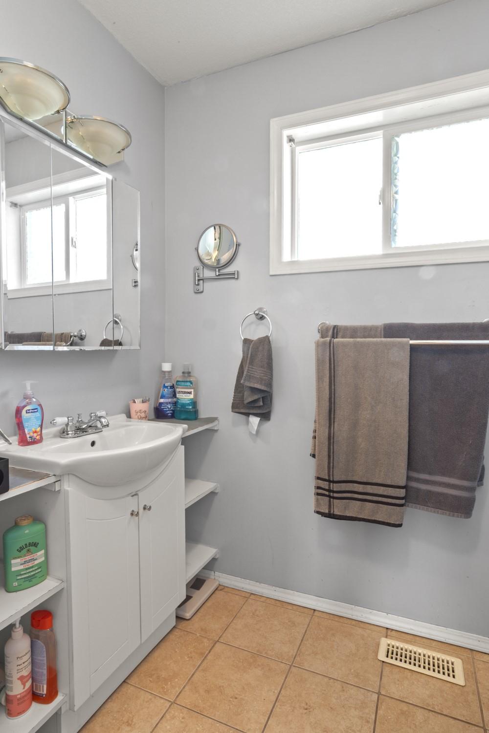 231 9Th Avenue, Creston, BC - Indoor Photo Showing Bathroom