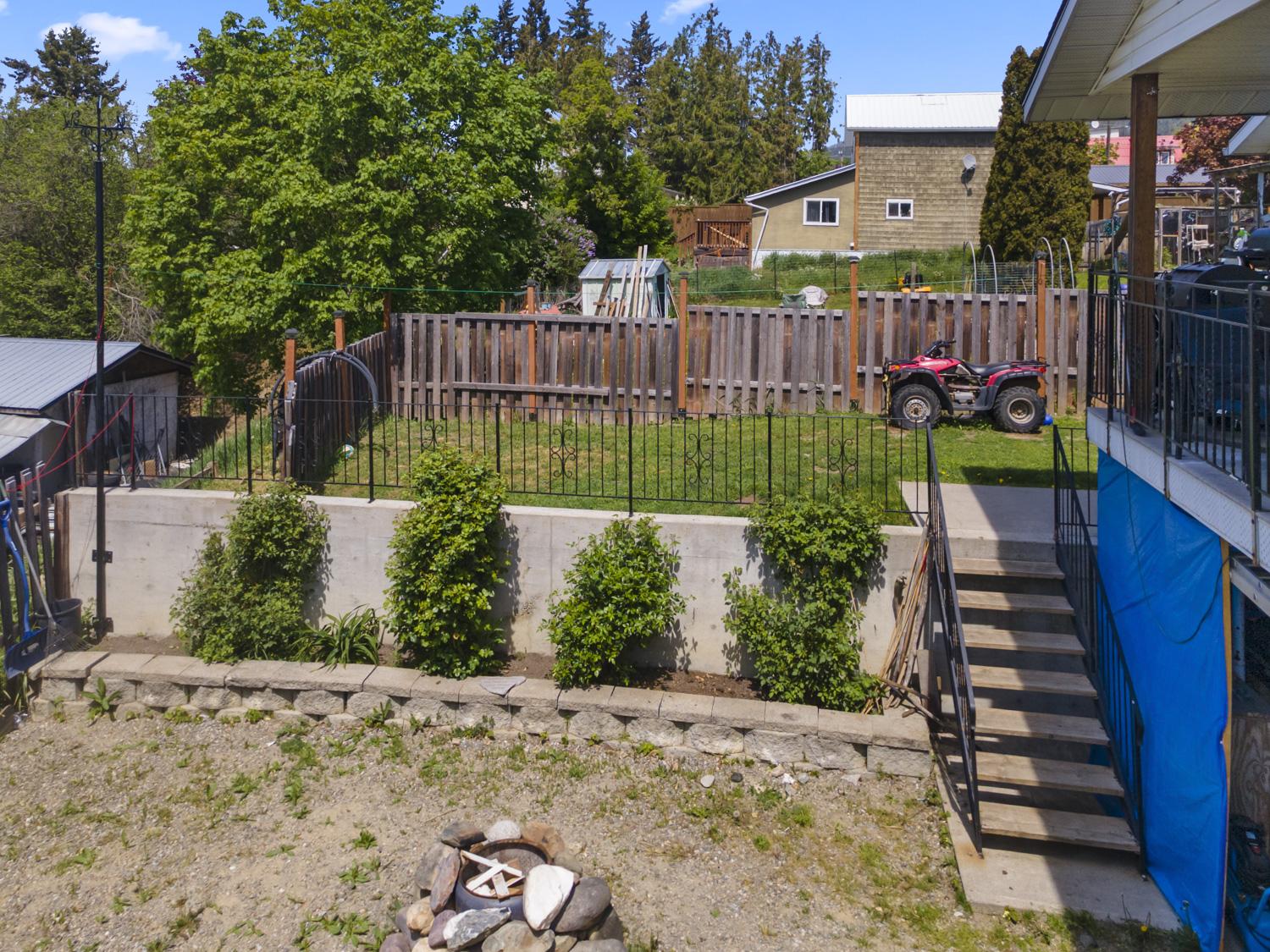 231 9Th Avenue, Creston, BC - Outdoor