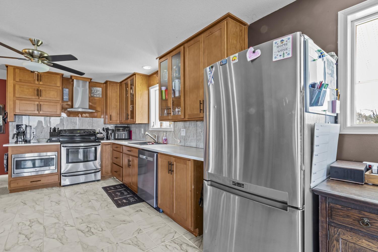 231 9Th Avenue, Creston, BC - Indoor Photo Showing Kitchen With Double Sink