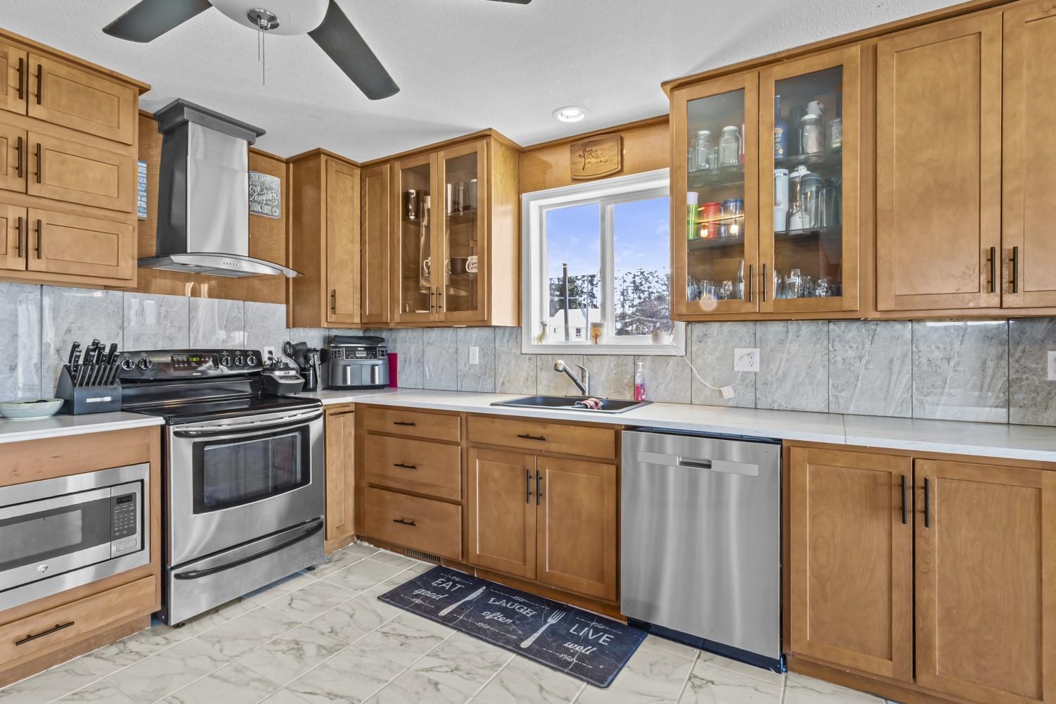 231 9Th Avenue, Creston, BC - Indoor Photo Showing Kitchen With Double Sink