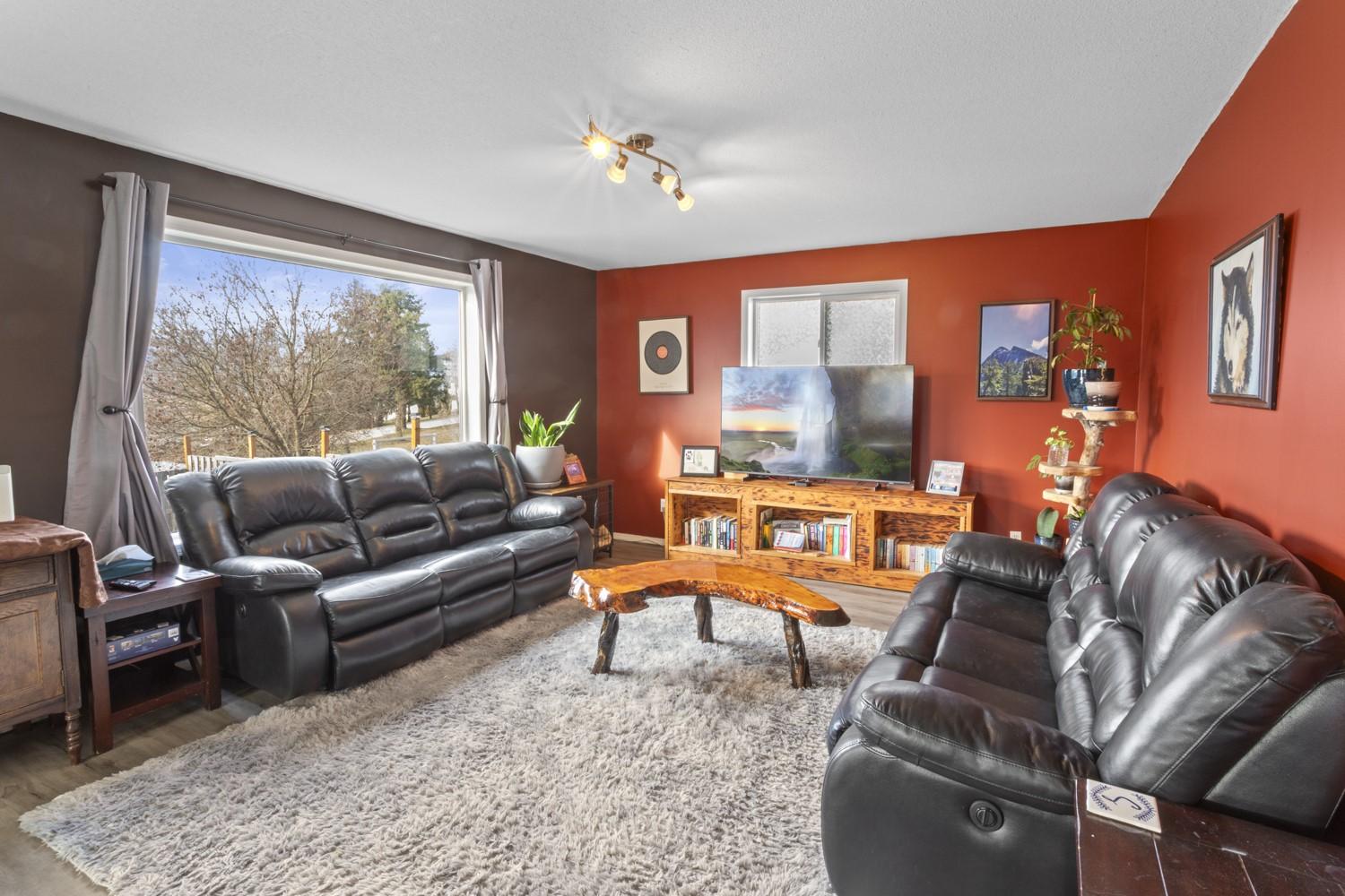 231 9Th Avenue, Creston, BC - Indoor Photo Showing Living Room