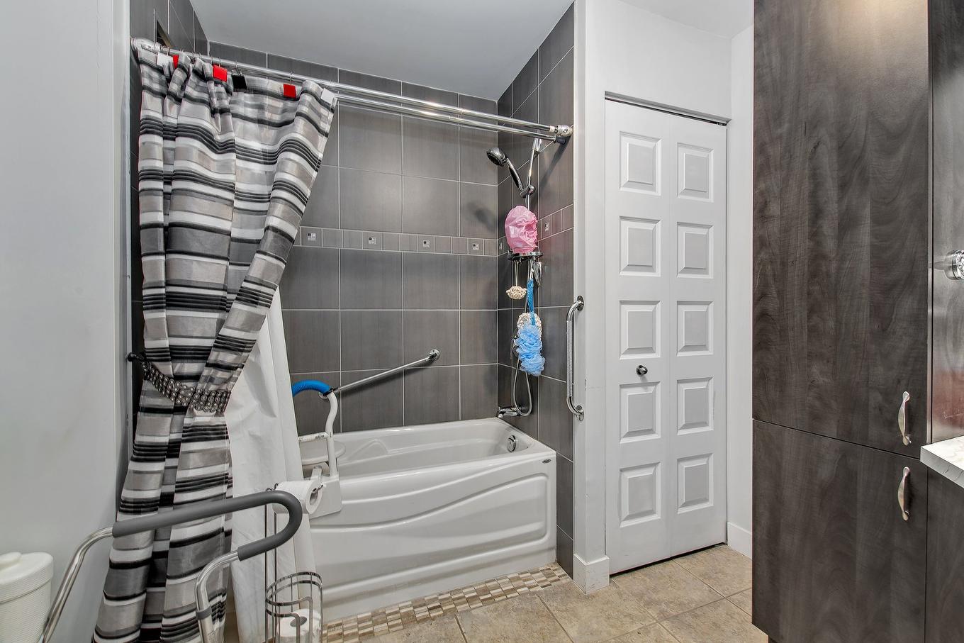 Bathroom - 103-2333 Rue De L'Hortensia, Terrebonne (La Plaine), QC - Indoor Photo Showing Bathroom