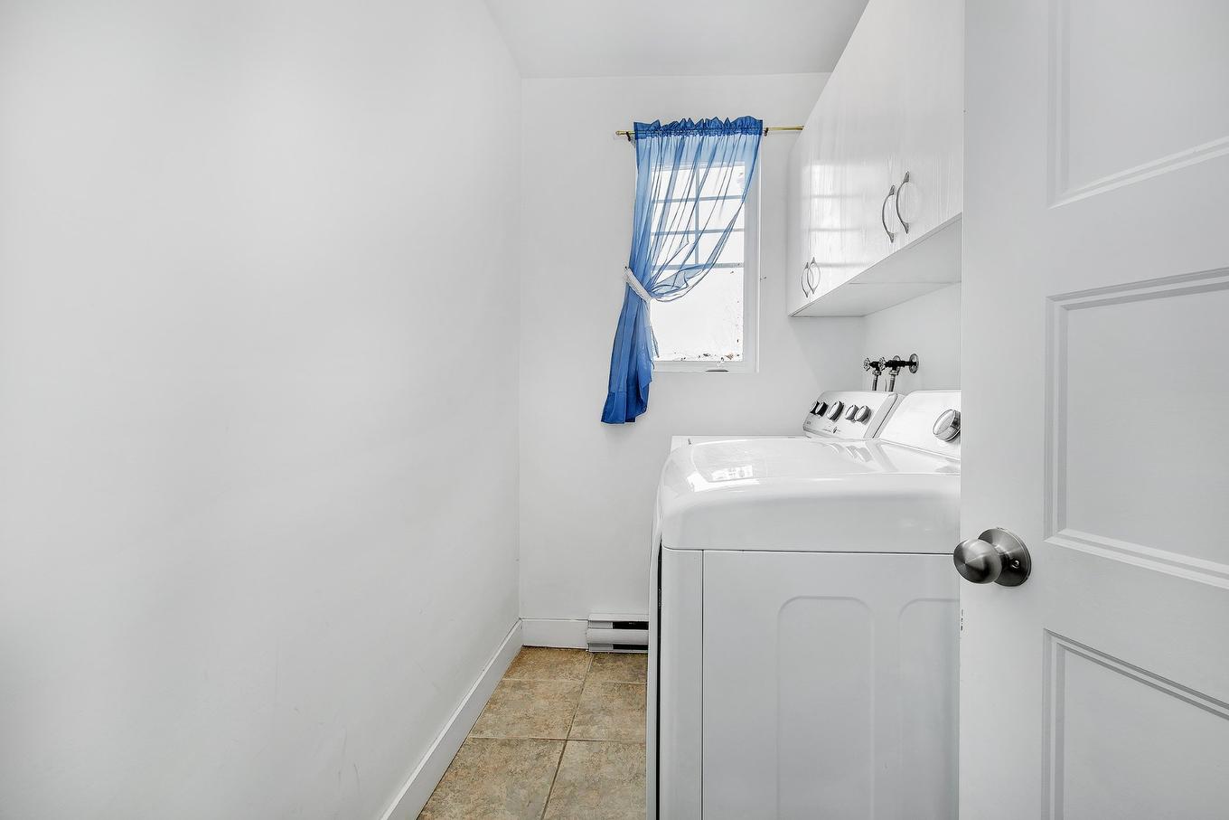 Laundry room - 103-2333 Rue De L'Hortensia, Terrebonne (La Plaine), QC - Indoor Photo Showing Laundry Room
