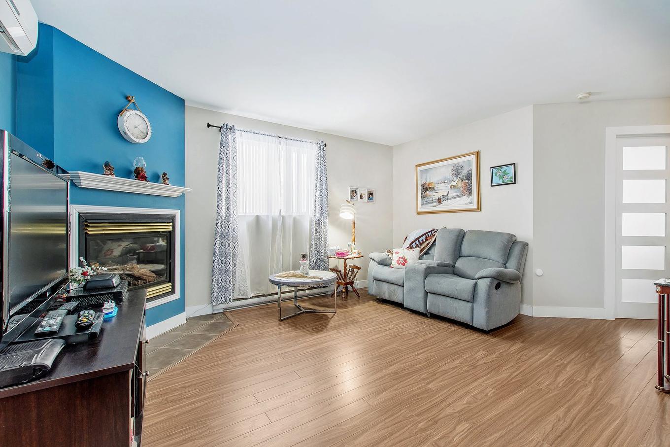 Living room - 103-2333 Rue De L'Hortensia, Terrebonne (La Plaine), QC - Indoor Photo Showing Living Room With Fireplace