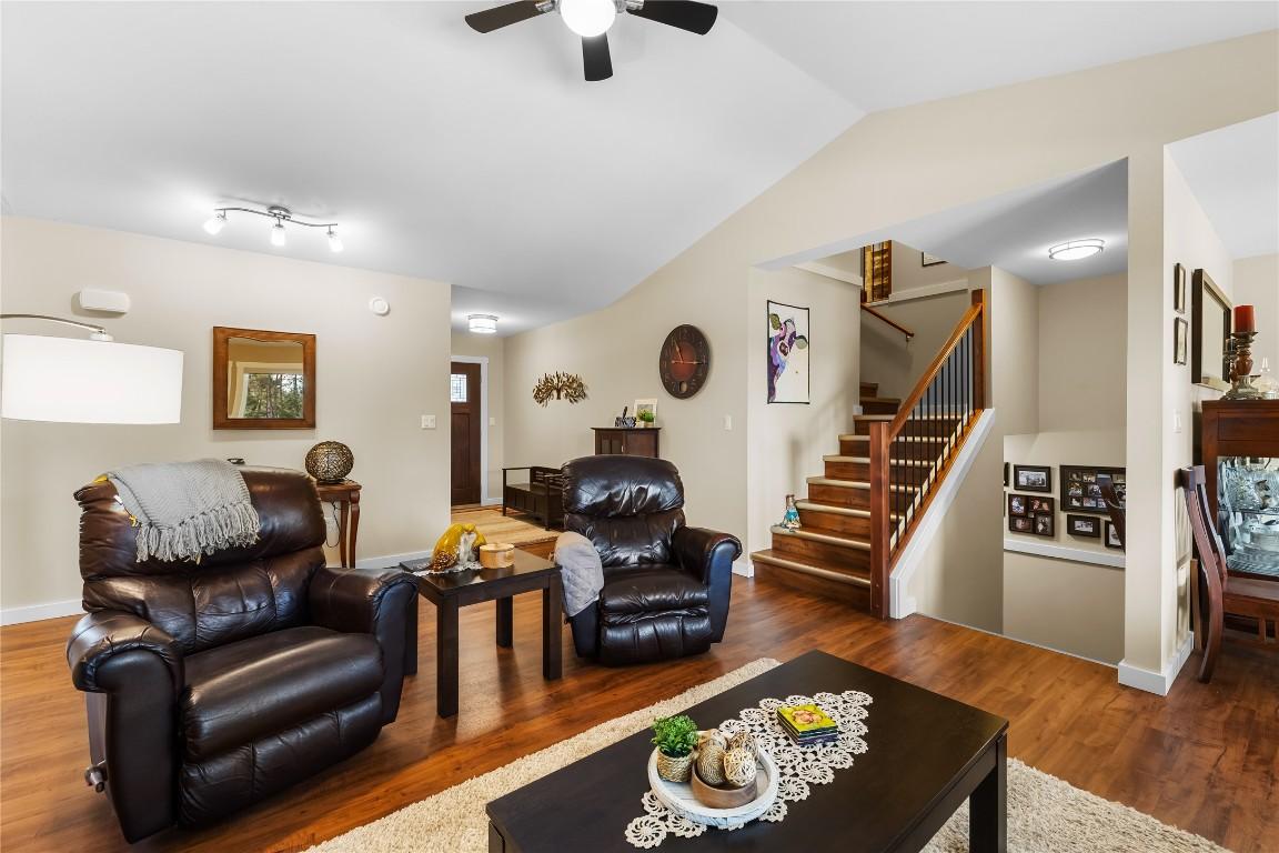 966 313Th Drive, Kimberley, BC - Indoor Photo Showing Living Room