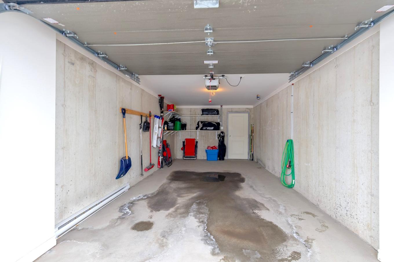 Garage - 3-6100 Rue De Lusa, Brossard, QC - Indoor Photo Showing Garage