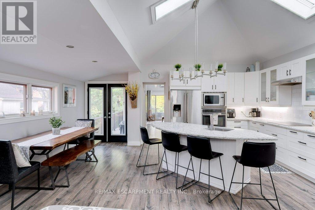 7 Homewood Avenue, Hamilton, ON - Indoor Photo Showing Kitchen With Upgraded Kitchen