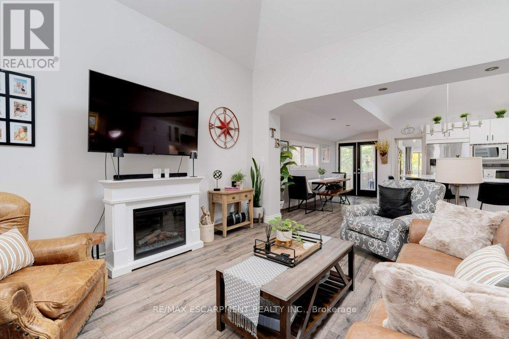 7 Homewood Avenue, Hamilton, ON - Indoor Photo Showing Living Room With Fireplace