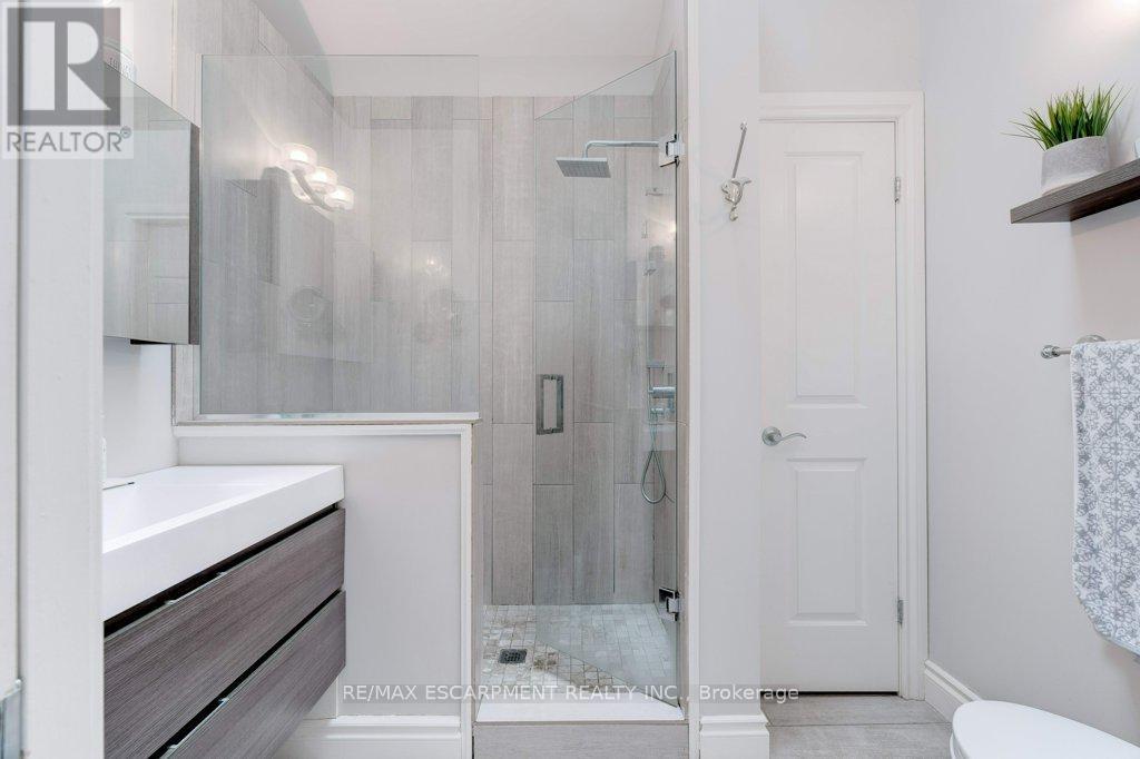 7 Homewood Avenue, Hamilton, ON - Indoor Photo Showing Bathroom