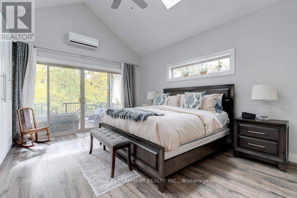 7 Homewood Avenue, Hamilton, ON - Indoor Photo Showing Bedroom