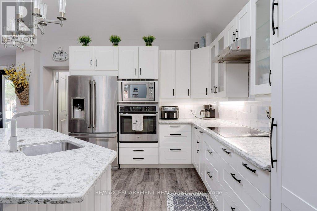 7 Homewood Avenue, Hamilton, ON - Indoor Photo Showing Kitchen With Upgraded Kitchen