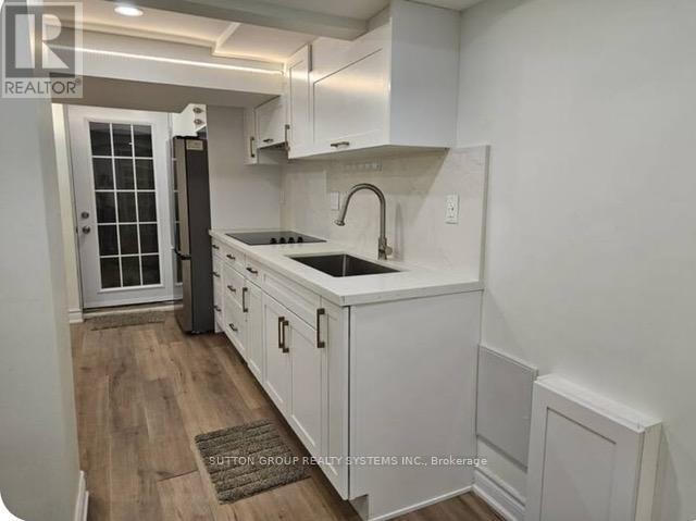 Lower level - Kitchen w/walk-out - 2280 Wiseman Court, Mississauga, ON - Indoor Photo Showing Kitchen