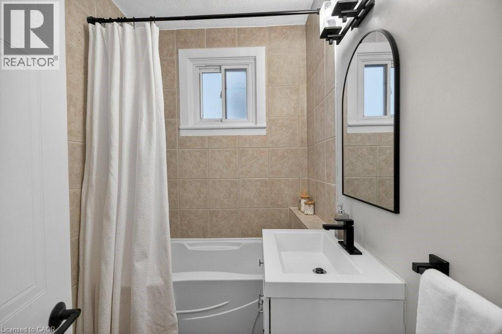 196 Paling Avenue, Hamilton, ON - Indoor Photo Showing Bathroom