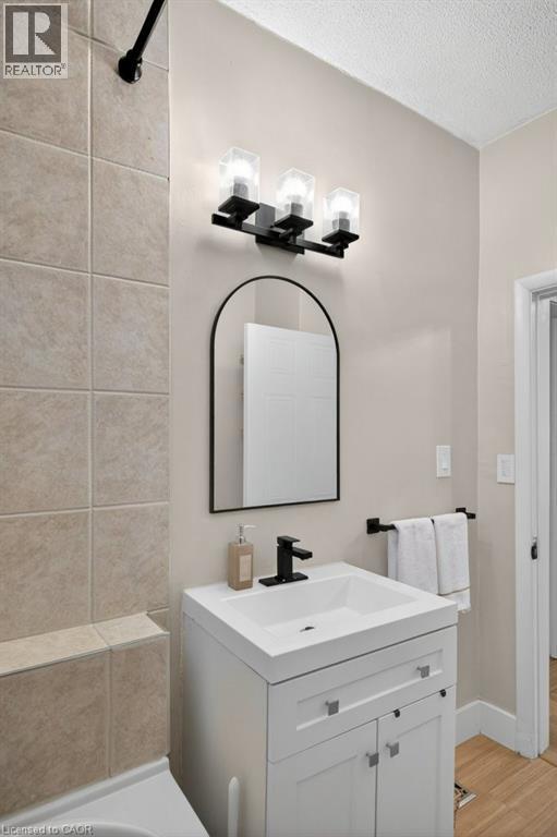 196 Paling Avenue, Hamilton, ON - Indoor Photo Showing Bathroom