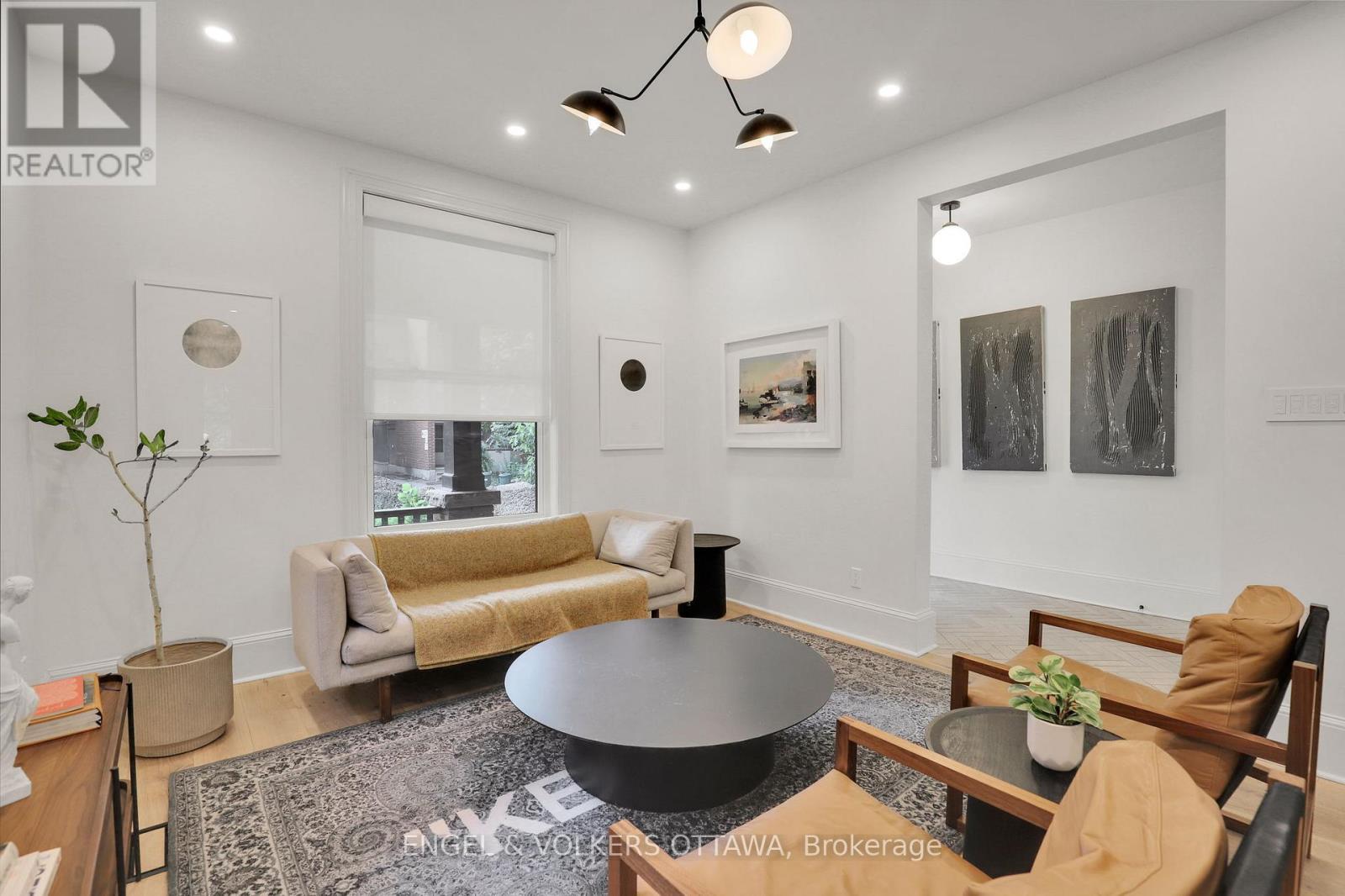 597 Maclaren Street, Ottawa, ON - Indoor Photo Showing Living Room