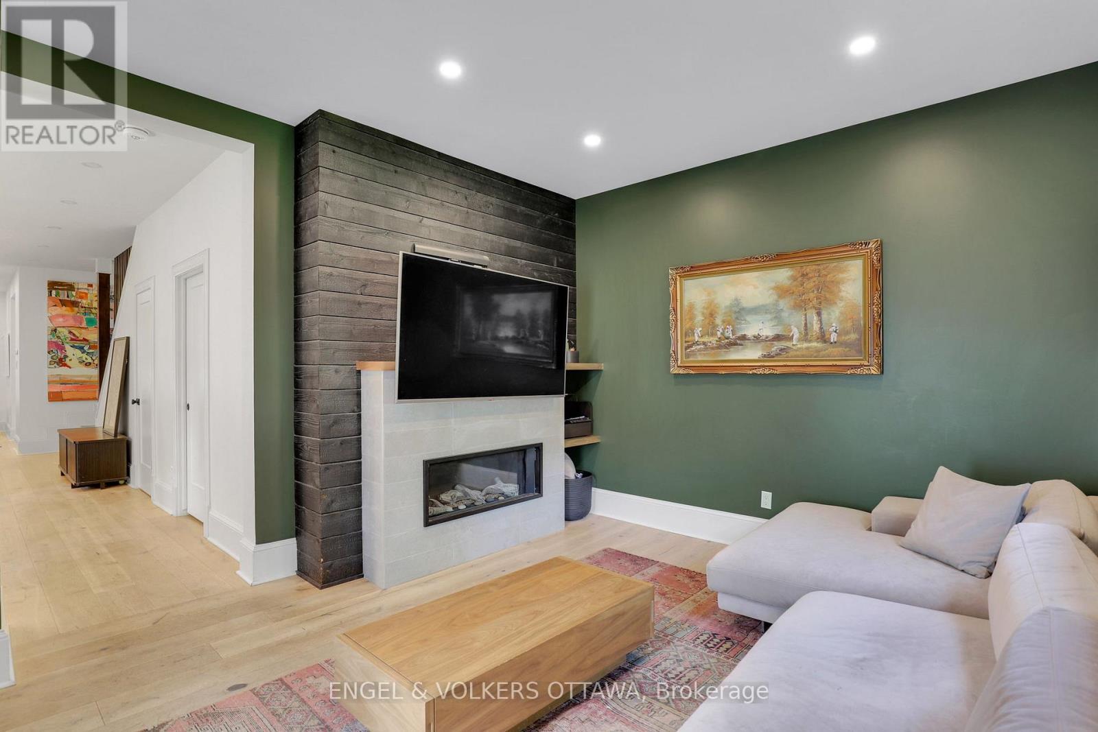 597 Maclaren Street, Ottawa, ON - Indoor Photo Showing Living Room With Fireplace