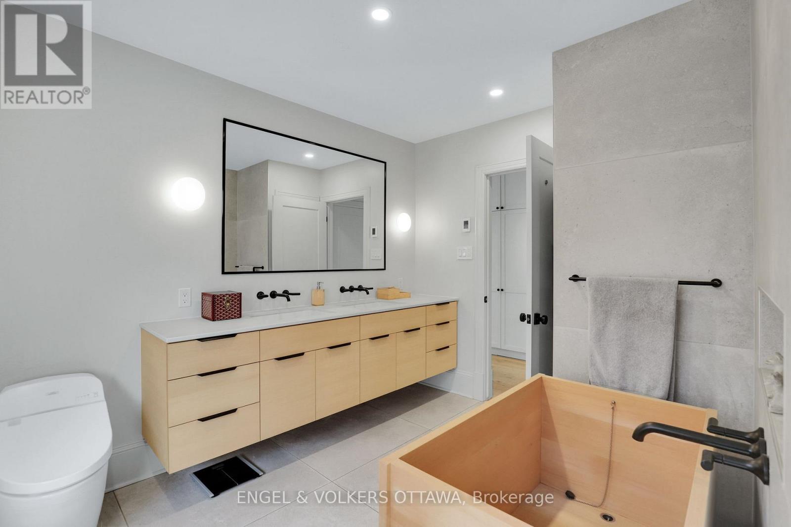 597 Maclaren Street, Ottawa, ON - Indoor Photo Showing Bathroom