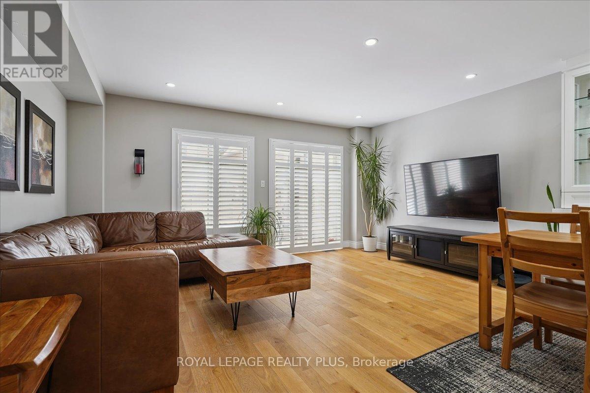 5300 Palmetto Place, Mississauga, ON - Indoor Photo Showing Living Room