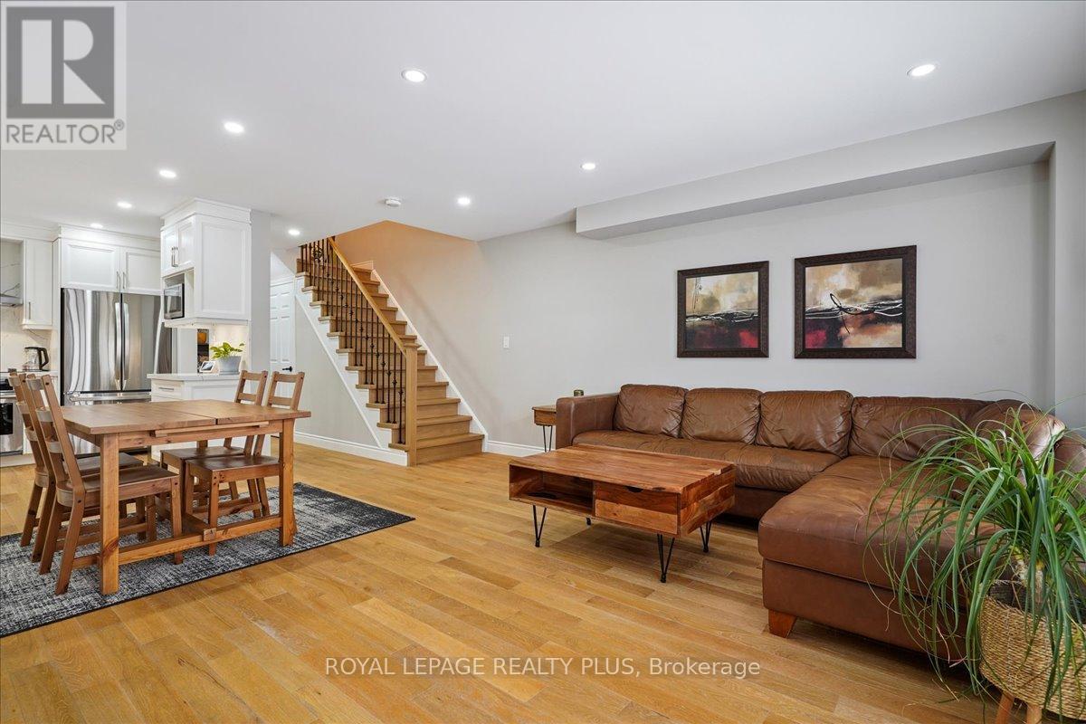 5300 Palmetto Place, Mississauga, ON - Indoor Photo Showing Living Room